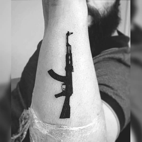 Tatouage Ephemere kalash fusil arme mitraillette militaire noire homme et femme tatouage temporaire faux tatouages fake autocollant tatoo tattoo ephemere