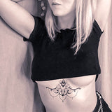 faux tatouage underboobs lune d'orient femme tatouage éphémère temporaire poitrine entre les seins faux tatouage fake tatoo tattoo-ephemere