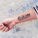 tatouage ephemere keepcalm reste calme tatouages temporaire faux tatoo fake tattoo autocollant homme femme écriture lettre décalcomanie
